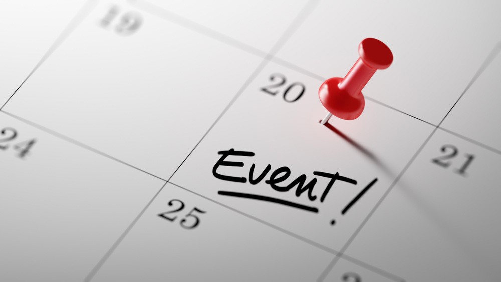 Nahaufnahme eines angehängten Daumenstapels. Die Wörter Event auf einem weißen Notizbuch, um Sie an einen wichtigen Termin erinnern.